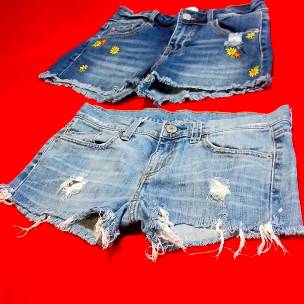 LOT OF TWO SHORTS JEANS RIPPED AND DISTRESSED,FOREVER21  AND LONDON. SIZE M 8/10
